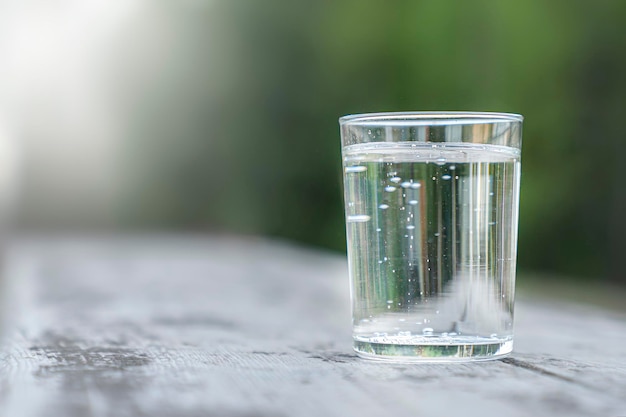 Foto close-up van een glas water op tafel