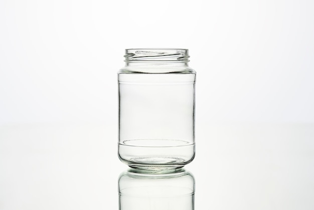Foto close-up van een glas water tegen een witte achtergrond