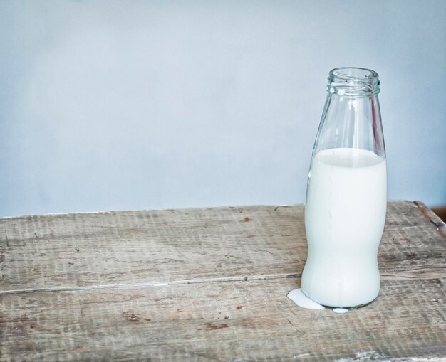 Foto close-up van een glazen fles op tafel