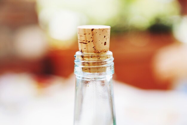 Foto close-up van een glazen fles op tafel