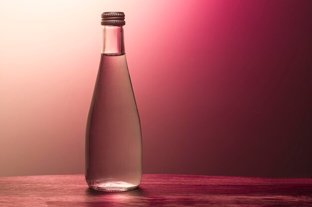 Foto close-up van een glazen fles op tafel