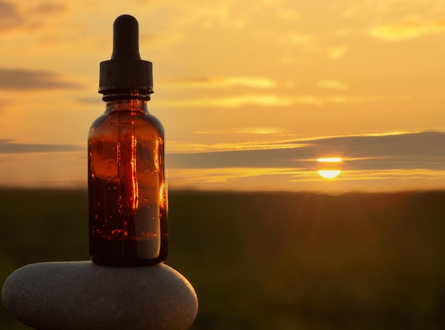 Foto close-up van een glazen fles tegen de hemel bij zonsondergang