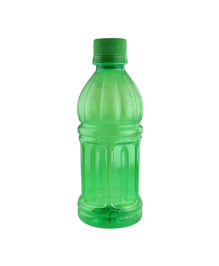 Foto close-up van een glazen fles tegen een witte achtergrond