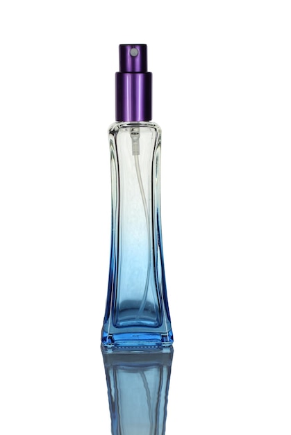 Close-up van een glazen fles tegen een witte achtergrond