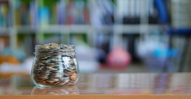 Close-up van een glazen pot op tafel