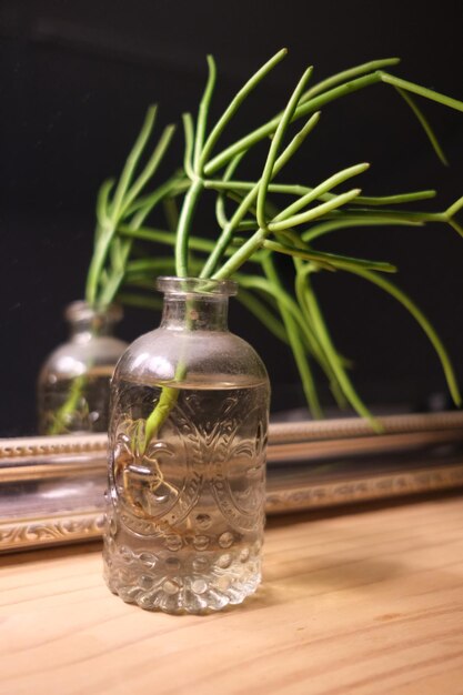 Foto close-up van een glazen pot op tafel