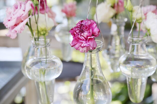 Close-up van een glazen vaas op tafel