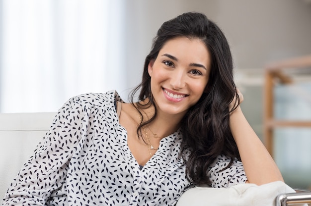 Close-up van een glimlachende jonge vrouw