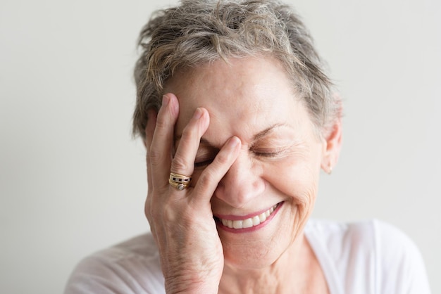 Foto close-up van een glimlachende vrouw