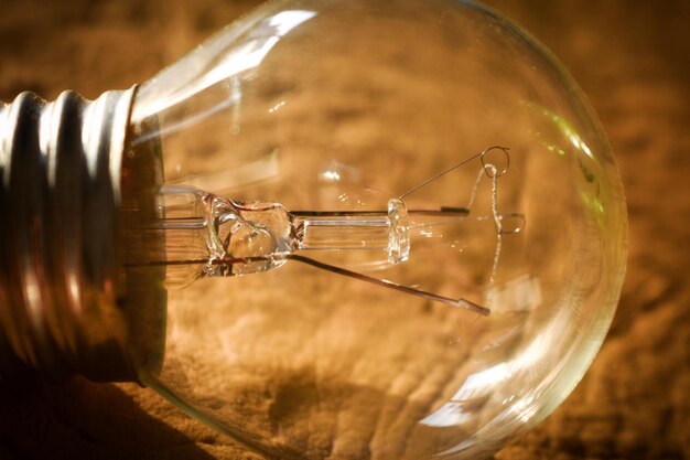 Foto close-up van een gloeilamp op tafel