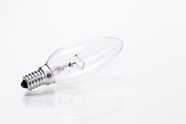 Close-up van een gloeilamp op witte achtergrond