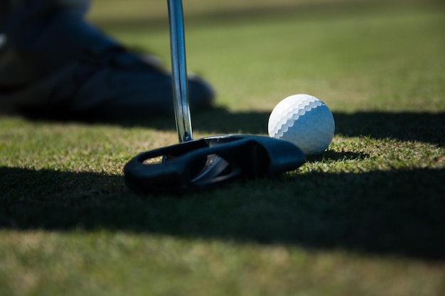Close-up van een golfbal op het veld