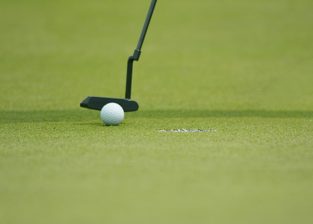 Close-up van een golfbal op het veld