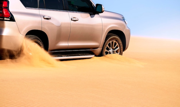 Close-up van een gouden auto die vastzit in het zand in de Namib-woestijn. Afrika