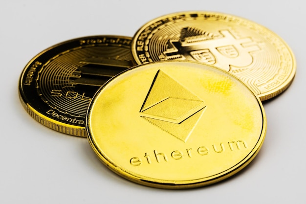 Close-up van een gouden Ethereum Bitcoin en Solana munten met witte achtergrond Cryptocurrency munt Financiële markt Macro