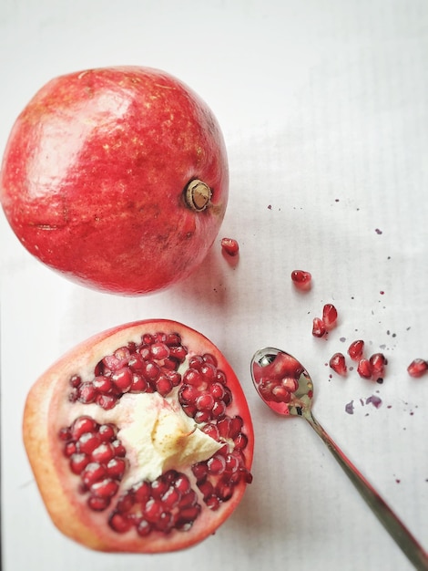 Close-up van een granaatappel op tafel