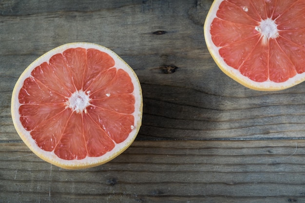 Foto close-up van een grapefruit op een houten tafel