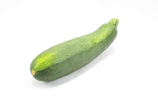 Close-up van een groen blad tegen een witte achtergrond
