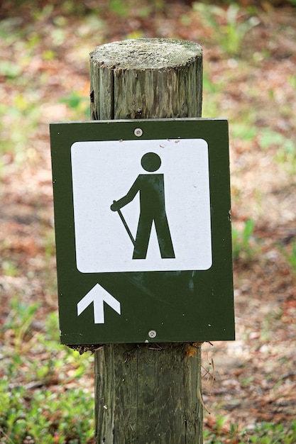 Foto close-up van een groen teken voor een wandelpad