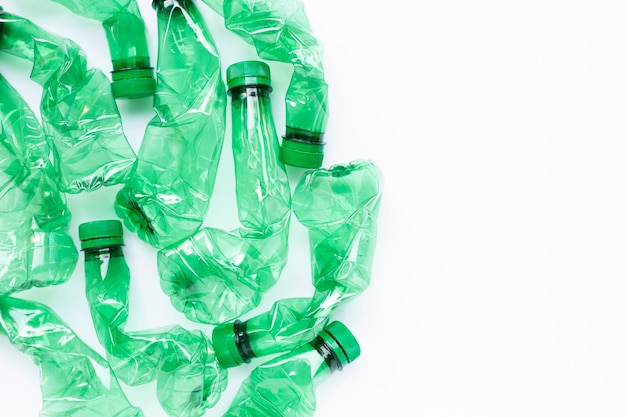 Close-up van een groene fles tegen een witte achtergrond