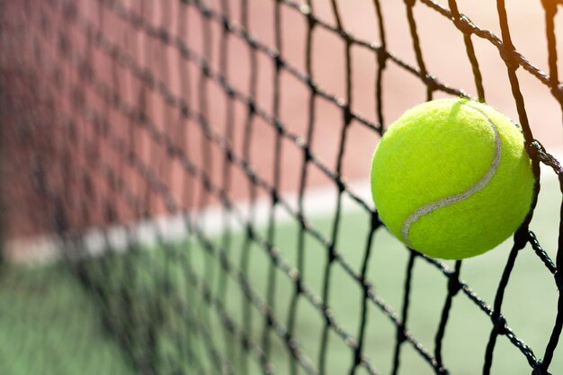 Foto close-up van een groene tennisbal op het net