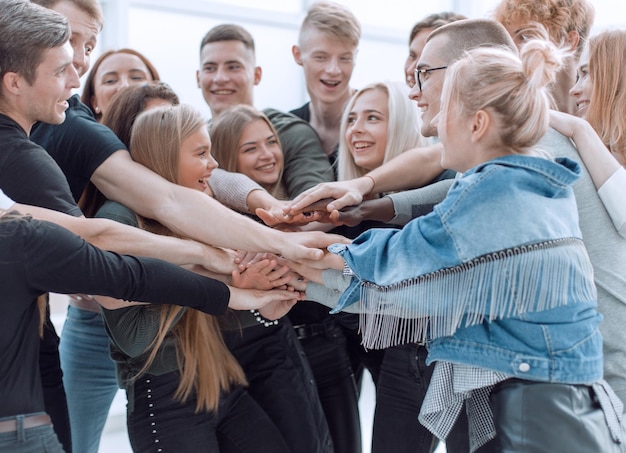 Foto close-up van een groep jonge mensen die hun eenheid tonen