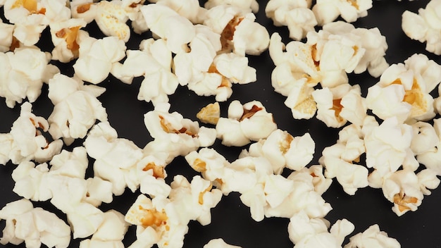 Close-up van een groep popcorn op zwarte achtergrond