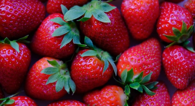 Close-up van een groot aantal aardbeien Natuurlijke achtergrond