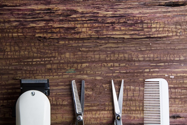 Close-up van een haarknipper met gereedschap op een houten tafel