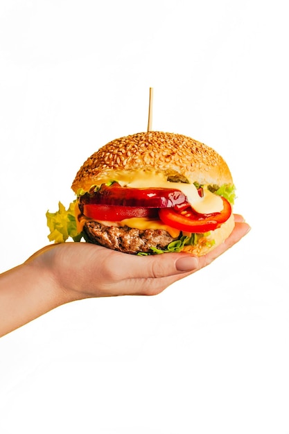 Foto close-up van een hamburger in de hand van een vrouw op een witte achtergrond