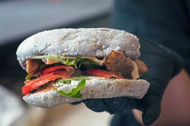 Foto close-up van een hamburger in de hand