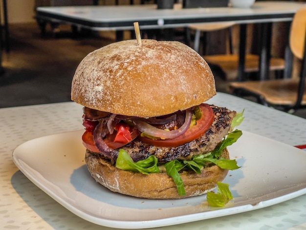 Close-up van een hamburger op een bord op tafel