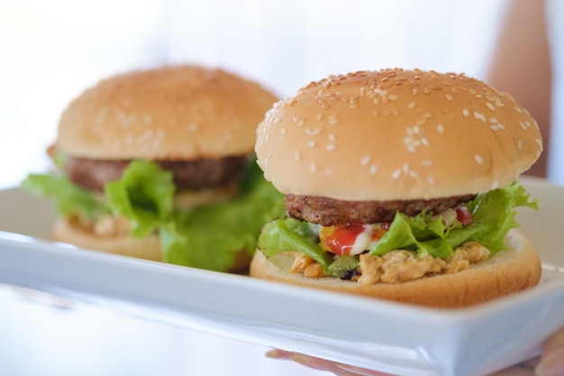 Close-up van een hamburger op een bord