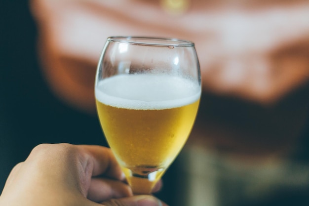 Foto close-up van een hand die bier vasthoudt