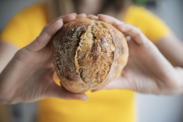 Foto close-up van een hand die brood vasthoudt