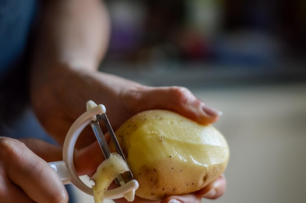 Close-up van een hand die een appel vasthoudt
