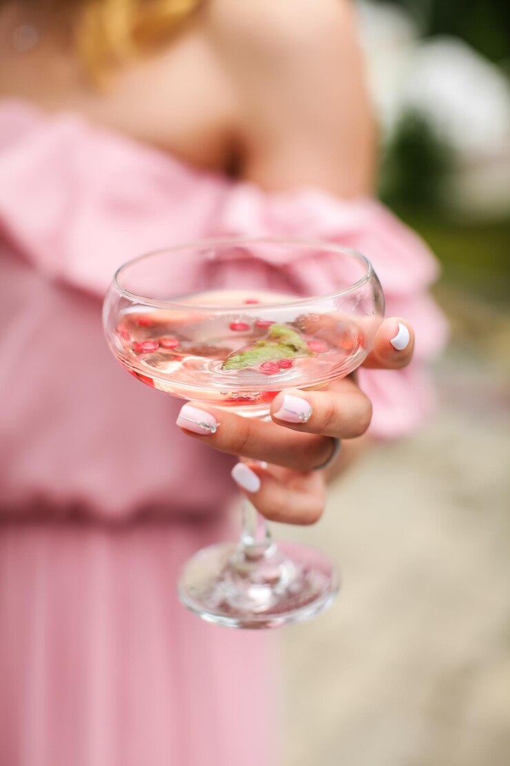 Foto close-up van een hand die een glas wijn vasthoudt