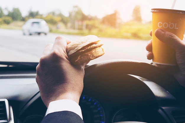 Foto close-up van een hand die een ijsje in een auto vasthoudt