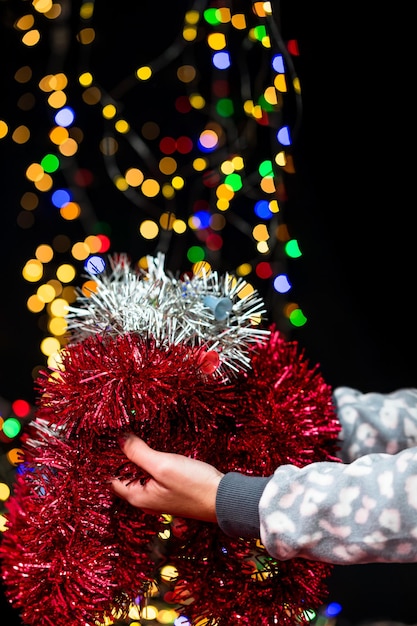 Foto close-up van een hand die een kerstboom vasthoudt