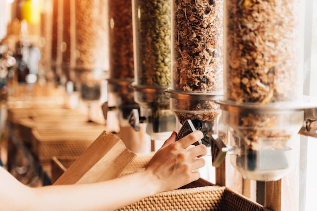 Foto close-up van een hand die een koffiebeker vasthoudt