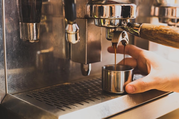 Close-up van een hand die een koffiekop vasthoudt