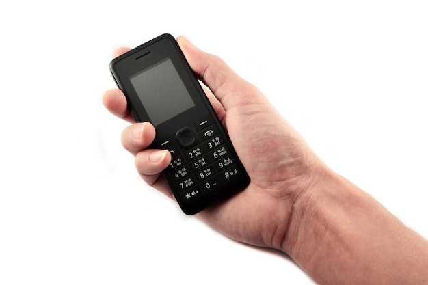 Close-up van een hand die een mobiele telefoon vasthoudt tegen een witte achtergrond