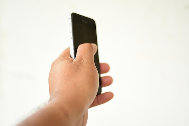 Foto close-up van een hand die een mobiele telefoon vasthoudt