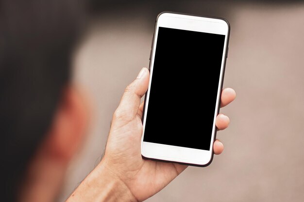 Foto close-up van een hand die een mobiele telefoon vasthoudt