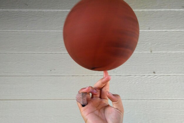 Foto close-up van een hand die een rode ballon vasthoudt