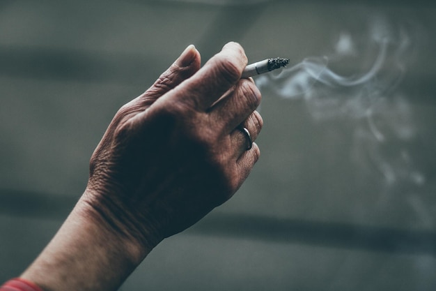 Close-up van een hand die een sigaret vasthoudt