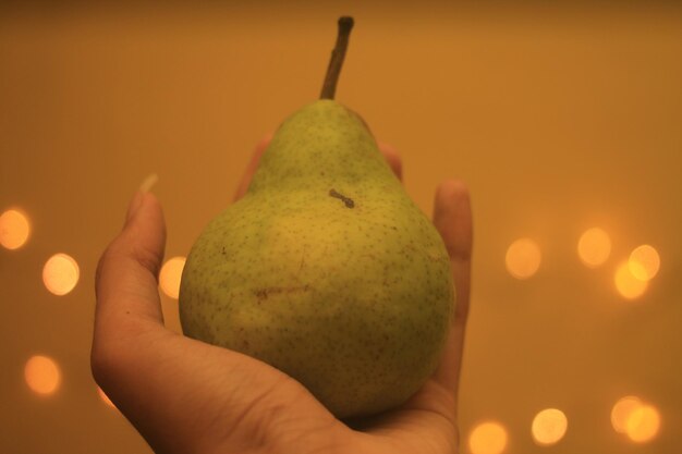 Foto close-up van een hand die fruit vasthoudt