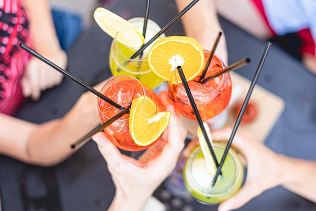 Close-up van een hand die fruitcocktails vasthoudt