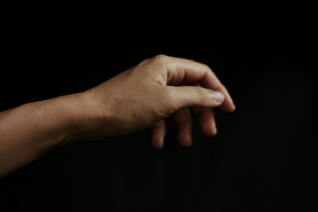 Foto close-up van een hand die glas vasthoudt op een witte achtergrond