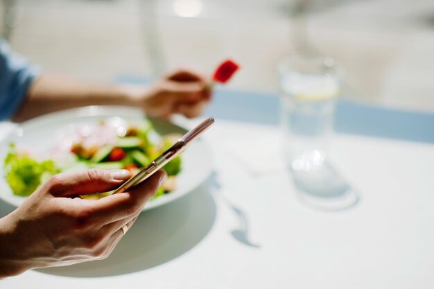 Foto close-up van een hand die ijs op tafel houdt